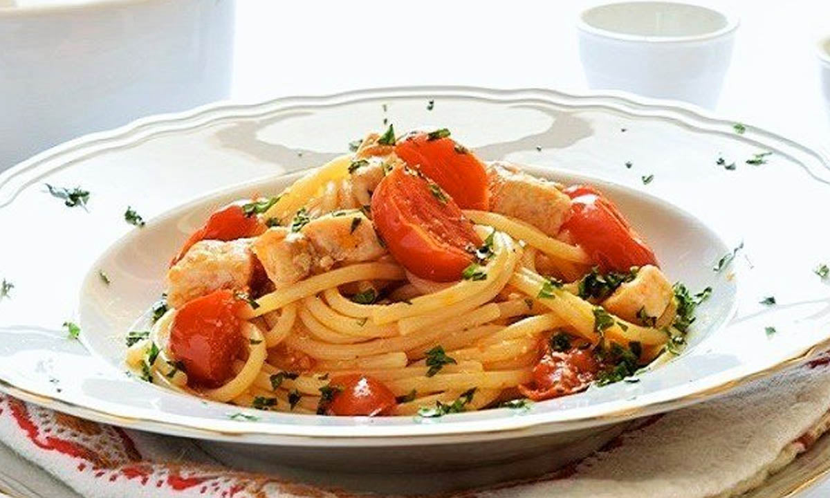 Spaghetti con pesce spada, pomodorini e menta